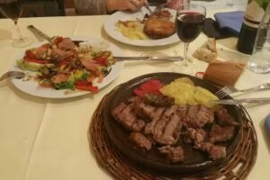 La Vi&ntilde;a Vitigudino. Restaurante. Hostal.