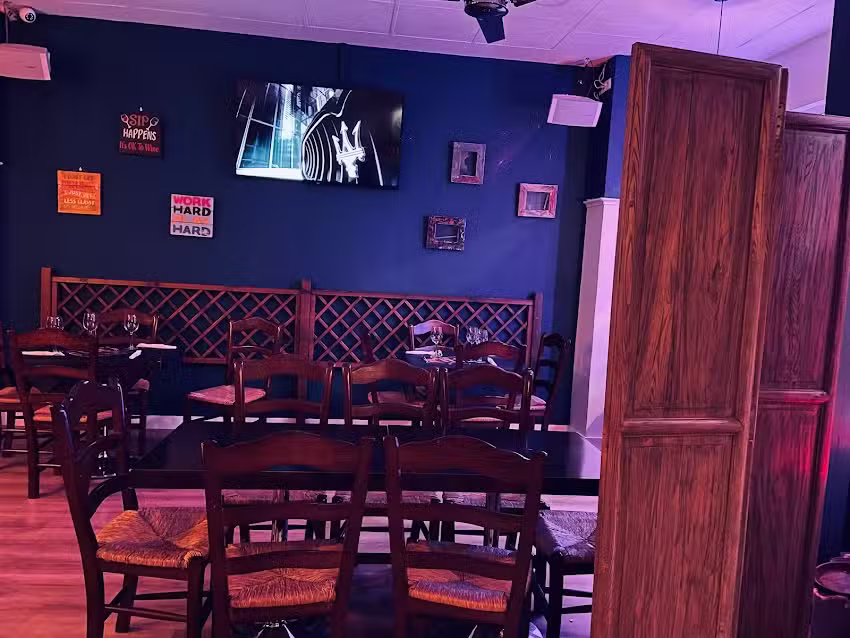 L&eacute;vel bistro bar