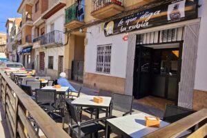 Lo que diga la rubia