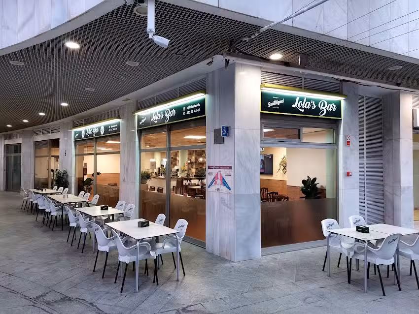 Lola&rsquo;s Bar