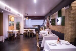 Los G&oacute;mez, Correos