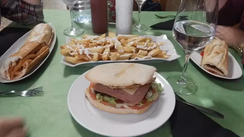 Mes&oacute;n El Campesino