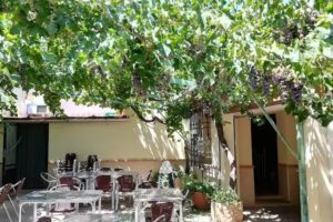 Mes&oacute;n El Colegial y hostal Petra &ndash; Loter&iacute;as