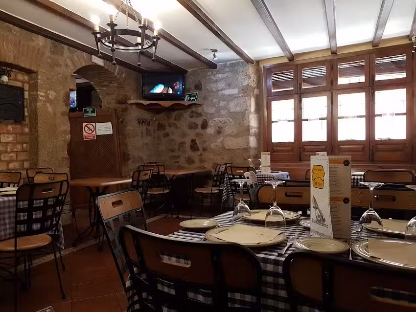 Mes&oacute;n Hostal Hueso