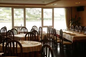 Mes&oacute;n Restaurante A R&iacute;a