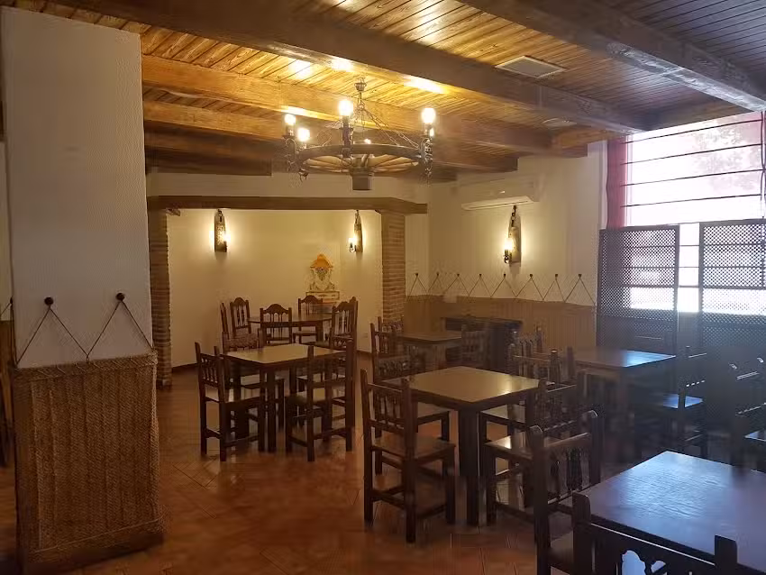 Mes&oacute;n The River