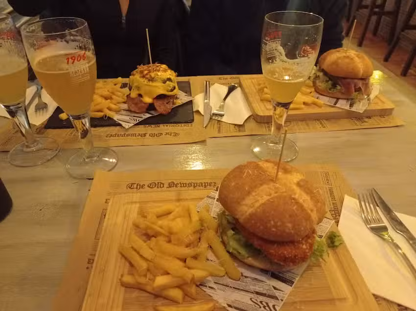 Moon lounge&burgers