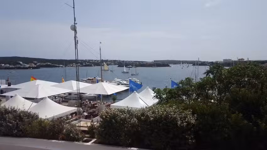 Nautic Lounge &ndash; BBQ Boat Restaurant