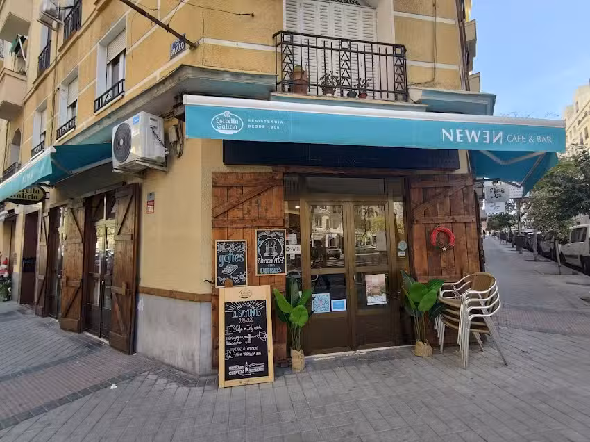 Newen Caf&eacute; & Bar