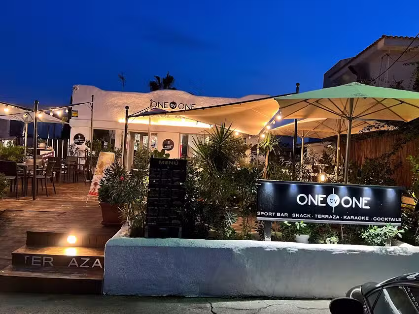 One by One Food y Drinks. Cocktails, Music, 60/70/90/90, Tv Sports