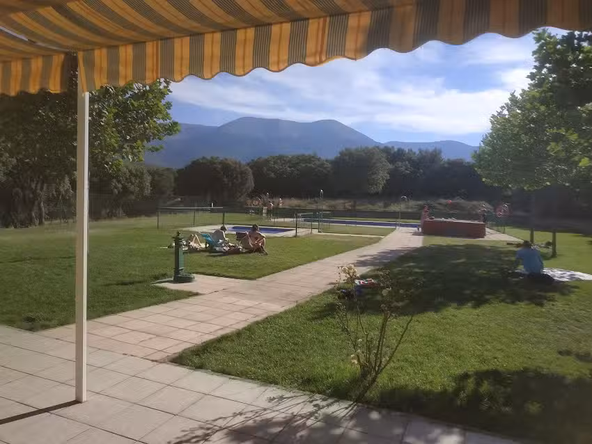 Piscina P&uacute;blica Municipal de Litu&eacute;nigo.