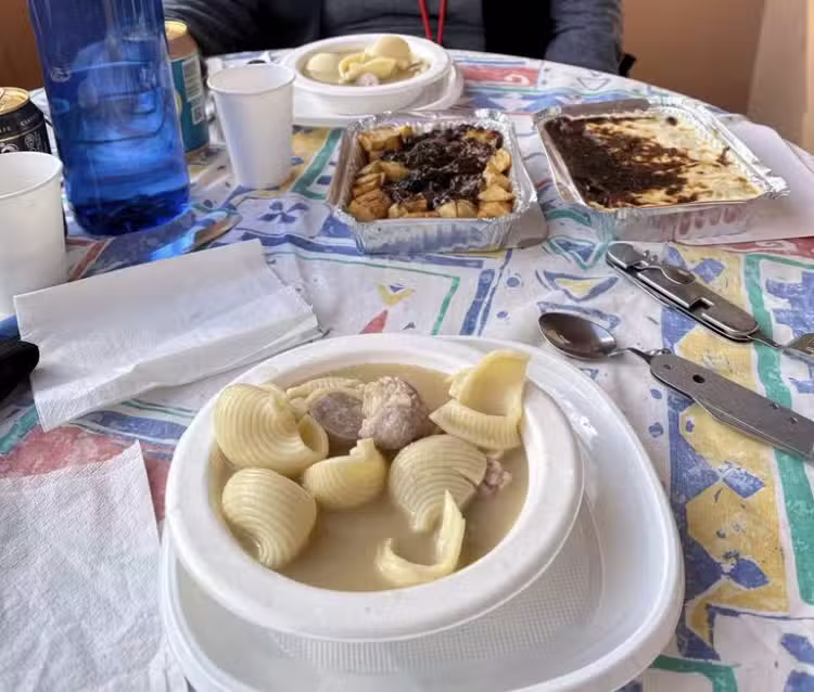 Pollastres A L&rsquo;ast I Menjar Preparat Per Emportar Rostisseria Ei Pas