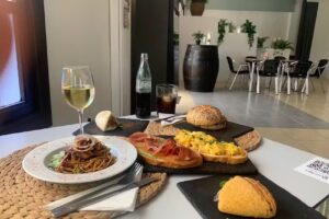 Recuerdos Cafe & Lounge