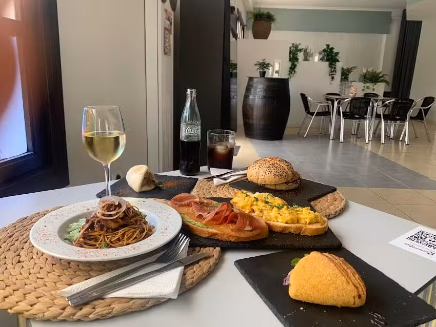 Recuerdos Cafe & Lounge