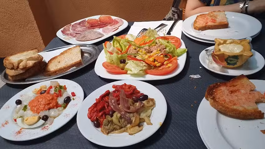 Restaurant~Masia Canals & Munn&eacute;. Cal&ccedil;otades Sant Sadurni. Dinars per grups.