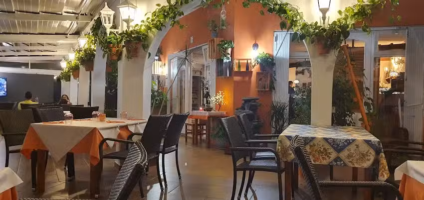 Restaurant Mes&oacute;n Los Porches
