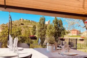 Restaurante ARP en Benabarre terraza-jardin