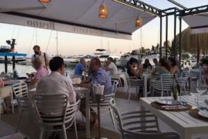 Restaurante Bruno Port Calanova – Amplia y soleada terraza sobre el mar ️
