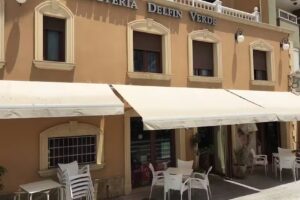 Restaurante Cafeter&iacute;a Helader&iacute;a Delf&iacute;n Verde