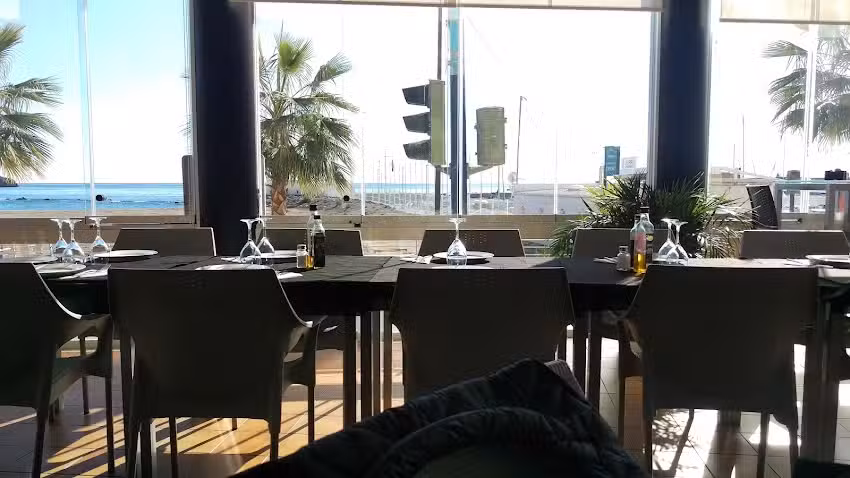 Restaurante Cafeter&iacute;a N&aacute;utico