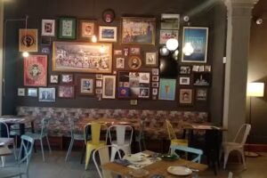 Restaurante Dios los cria… y el viento los amontona