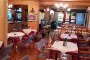 Restaurante El Porton de Piedra junto a las plantas de hormigon