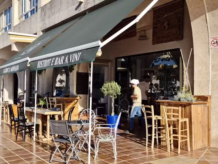 Restaurante F&aacute;brica N&oacute;mada / Bistrot y Bar de Vino en Almerimar