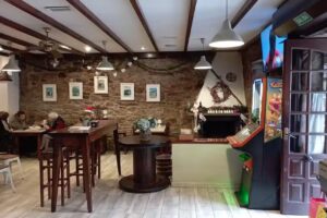 Restaurante Mes&oacute;n a r&uacute;a