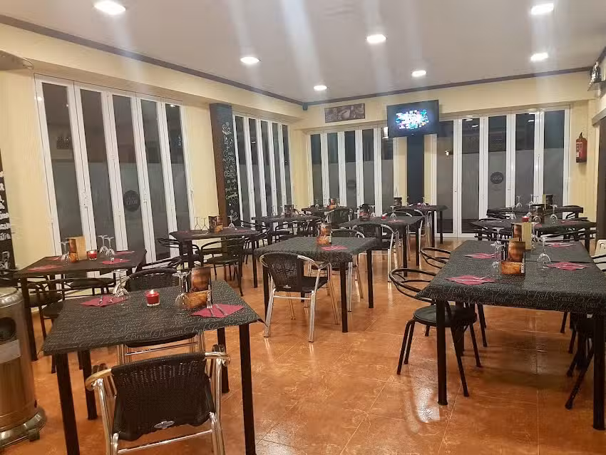 Restaurante Roxy | Tapas | Gazpachos | Paellas | Carnes