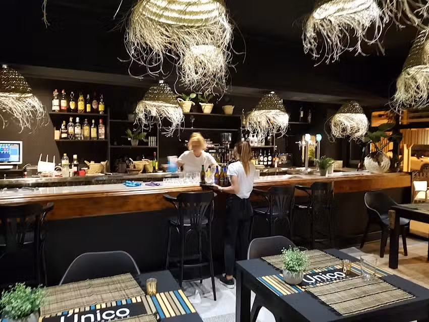 RESTAURANTE &Uacute;NICO