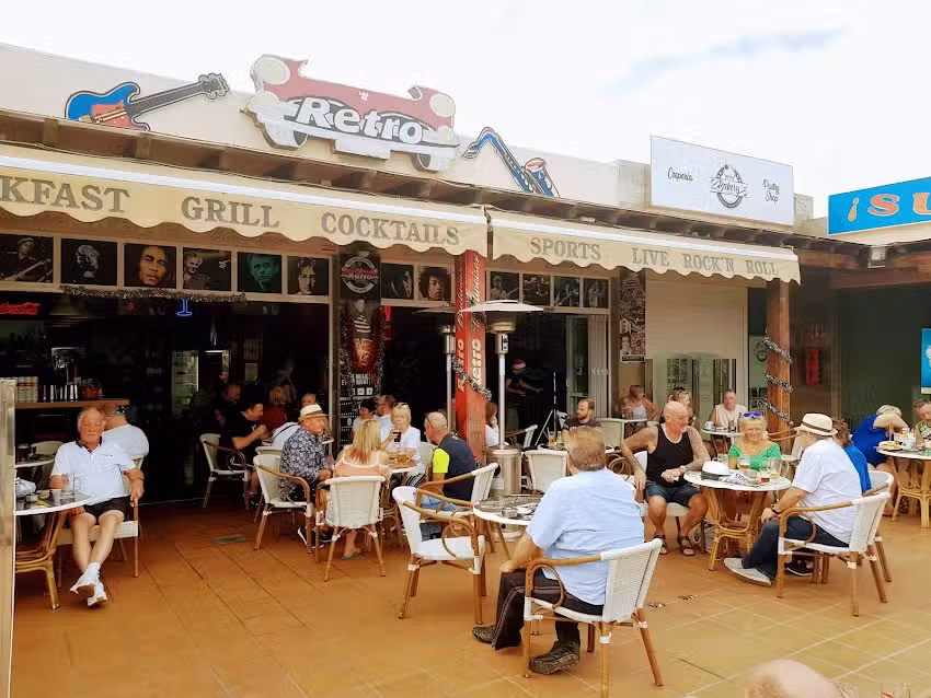 Retro Bar & Restaurant
