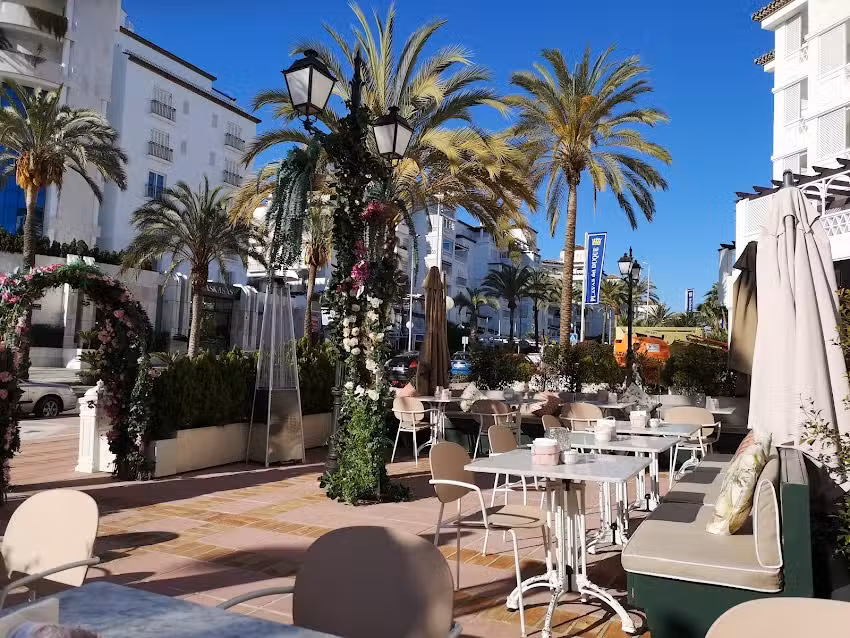 Rosas Caf&eacute; Marbella