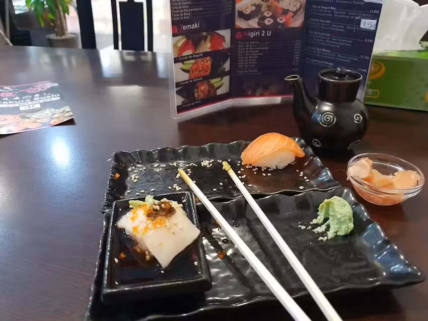 Sakura Sushi restaurante Japon&eacute;s