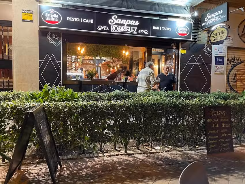 Sanpas Rodriguez: Cafeter&iacute;a Bar Restaurante