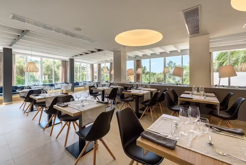 Tacande Portals Zona Cala Restaurante Es Llaut Modern Bistro