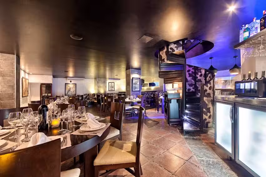 Tango Restaurante Puerto Ban&uacute;s &ndash; Asador Argentino