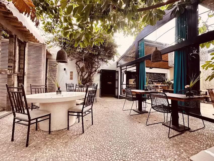 The Giri Caf&eacute;