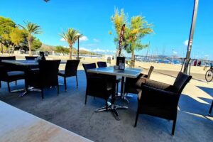 Tolos Bar & Restaurant