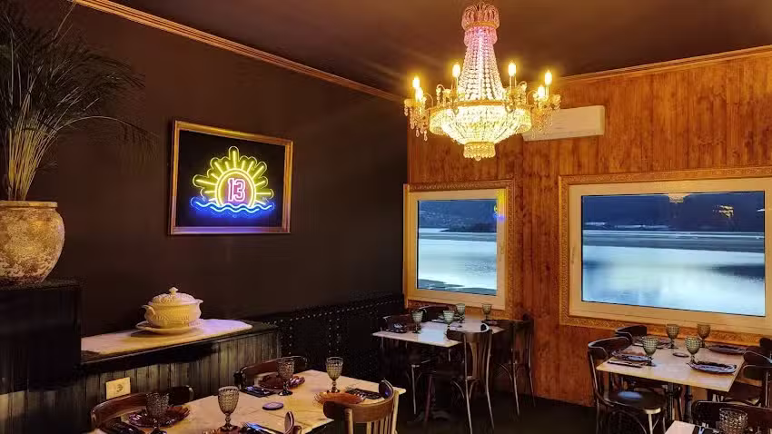 TRECE RESTOBAR